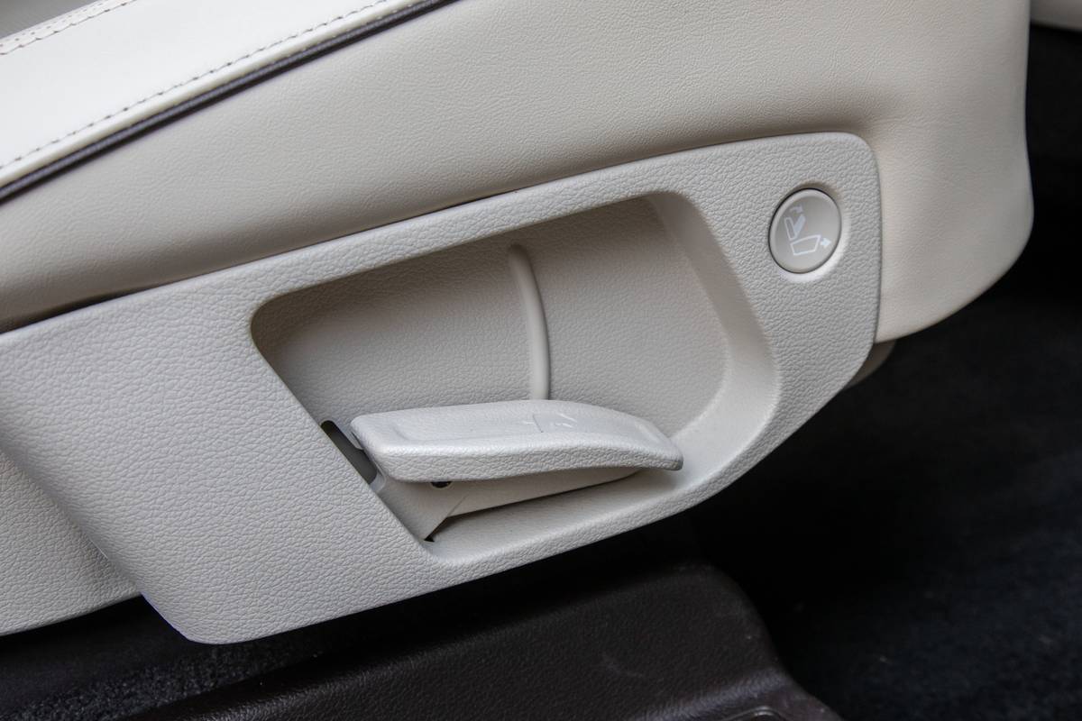 hyundai palisade 2020 54 controls  detail  folding seats  interior  seat jpg