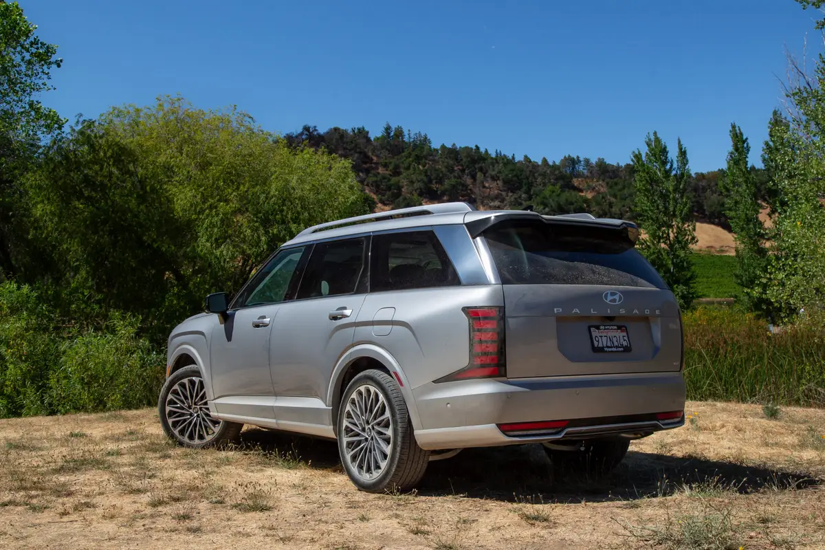 hyundai palisade calligraphy 2026 05 exterior rear angle scaled jpg