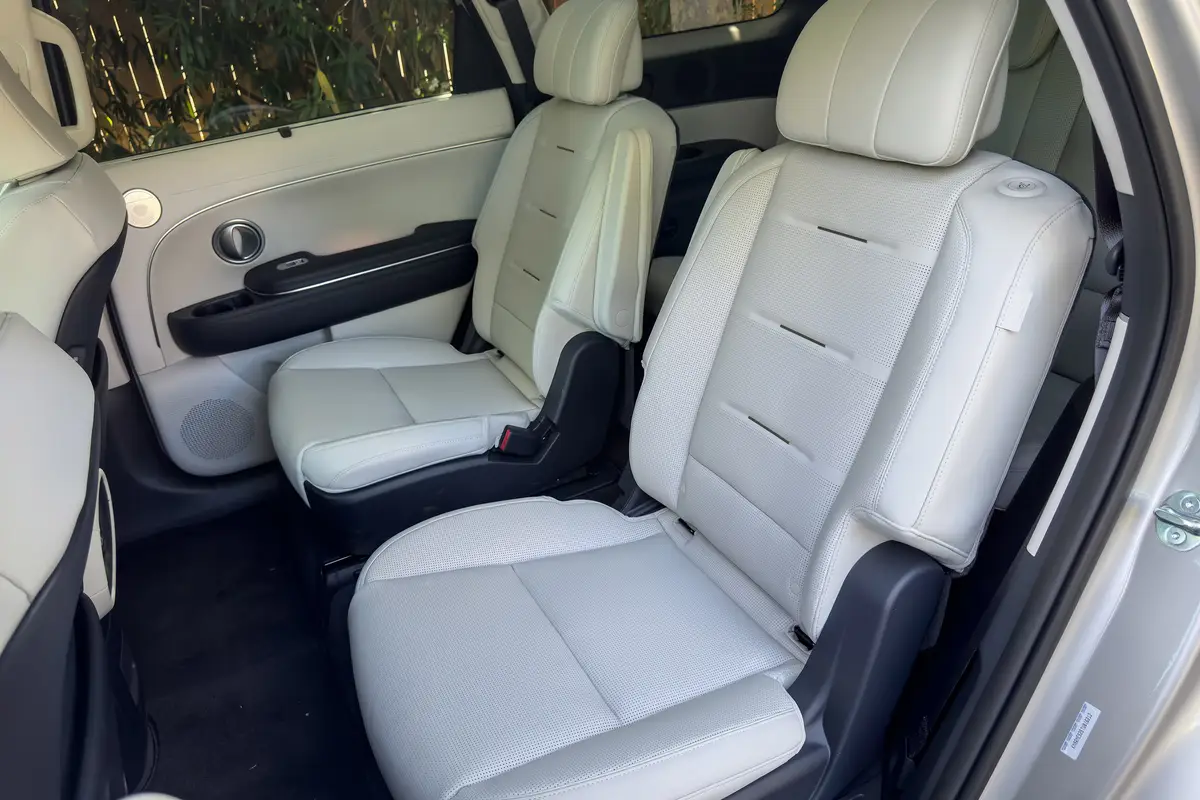 hyundai palisade calligraphy 2026 22 interior second row 1 jpg