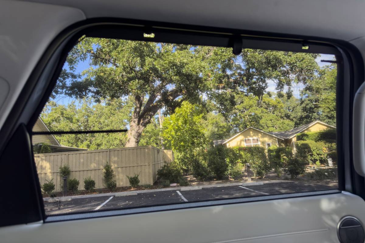 hyundai palisade calligraphy 2026 28 interior second row shade 1 jpg