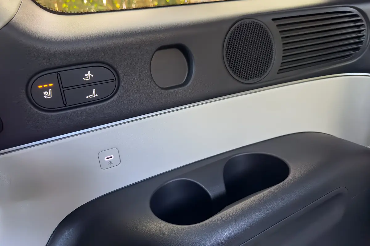 hyundai palisade calligraphy 2026 29 interior third row controls 1 jpg