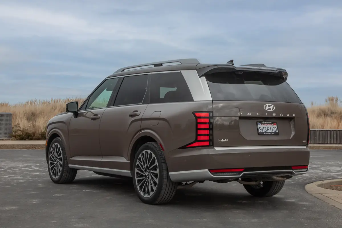 hyundai palisade hybrid calligraphy 2026 05 exterior rear angle brown jpg