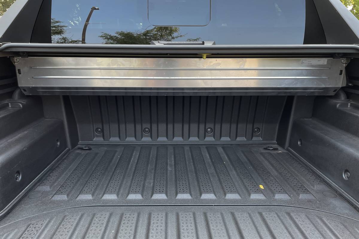 Up Close With the 2022 Hyundai Santa Cruz's Cargo Bed | Cars.com