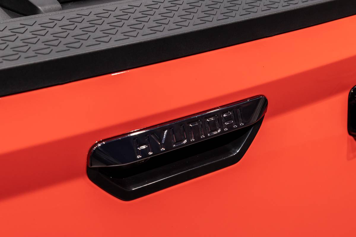 hyundai santa cruz 2025 11 exterior rear badge jpg