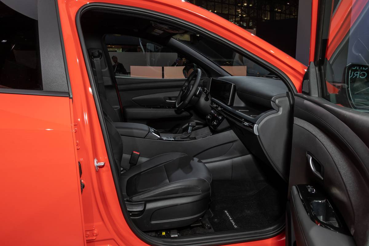 hyundai santa cruz 2025 18 interior front row jpg