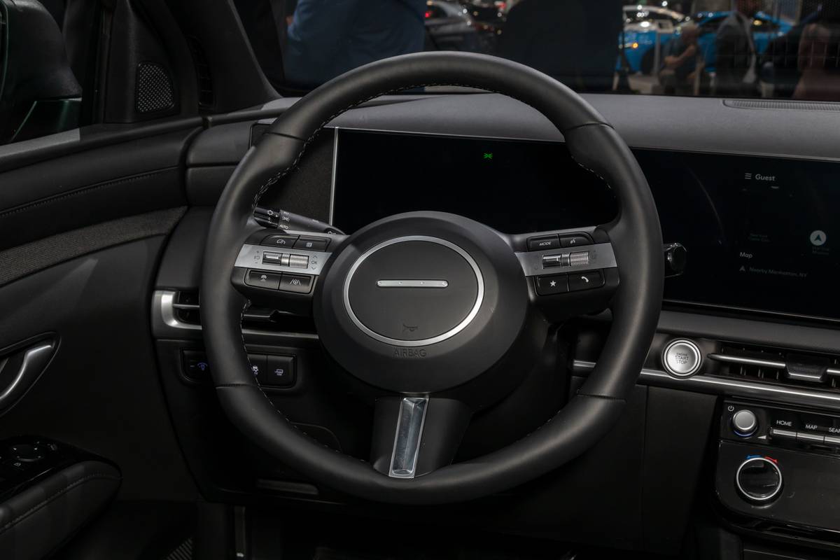hyundai santa cruz 2025 21 interior steering wheel jpg