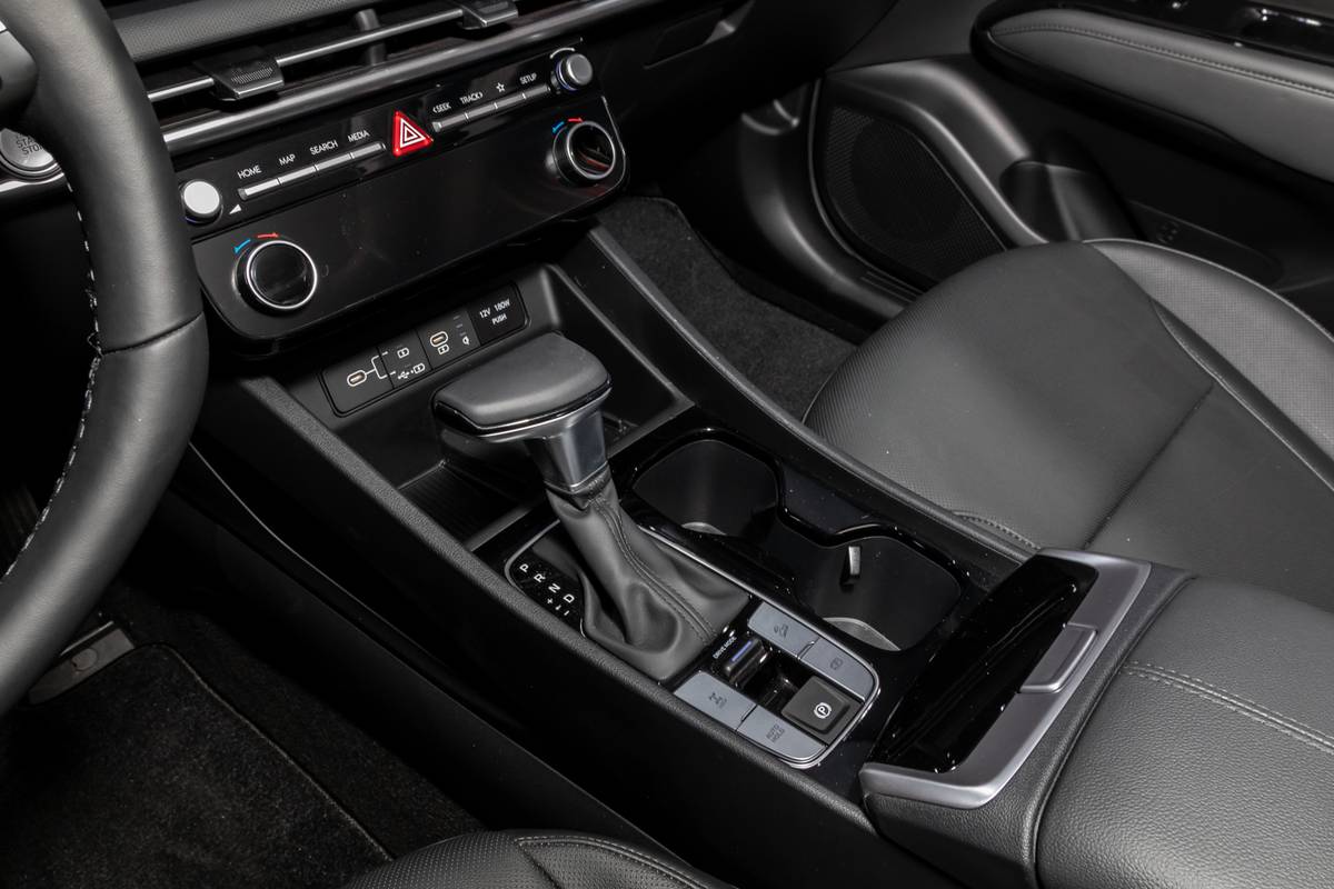 hyundai santa cruz 2025 22 interior gearshift jpg