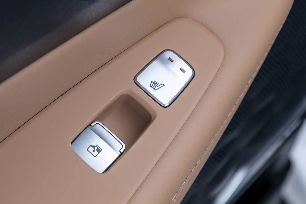 hyundai santa fe 2021  50 backseat  controls  door  interior  seat heater jpg