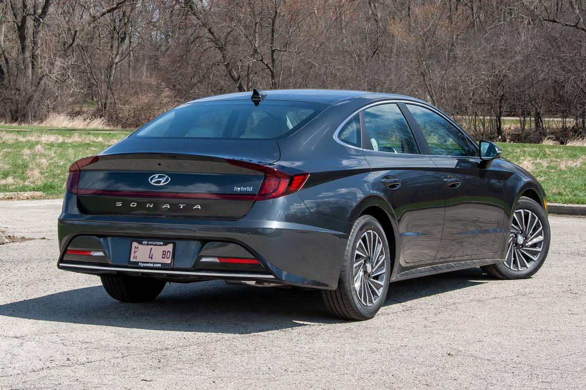 2020 Hyundai Sonata Hybrid 7 Things We Like And 4 Things We Don T News Cars Com