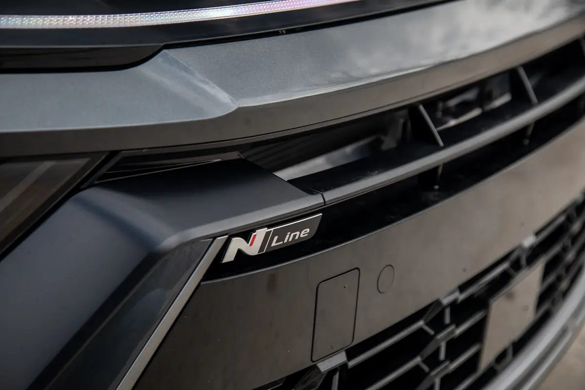 hyundai sonata n line 2025 05 exterior grille badge jpg