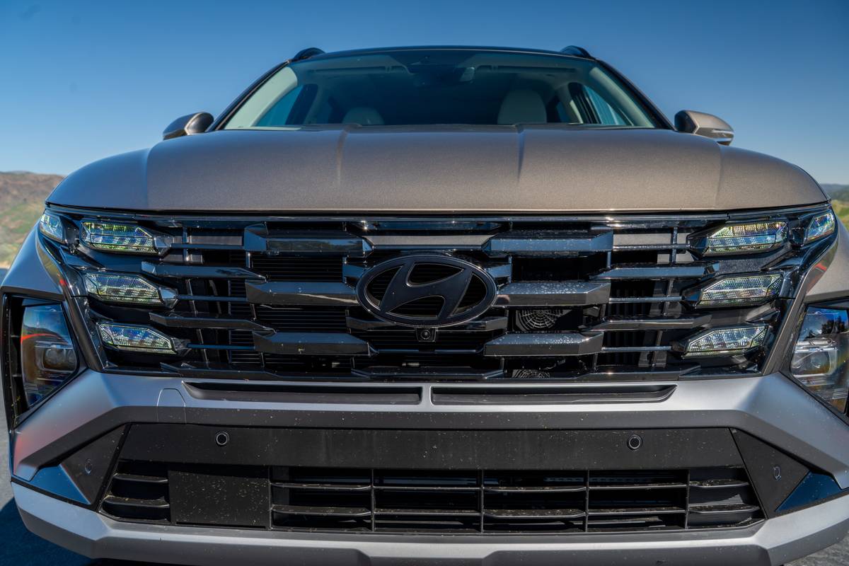 hyundai tucson hybrid limited awd 2026 02 exterior front grille 1 scaled jpg
