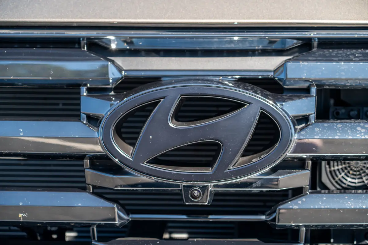hyundai tucson hybrid limited awd 2026 03 exterior front badge scaled jpg