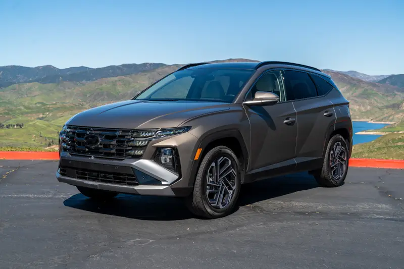hyundai-tucson-hybrid-limited-awd-2026-08-exterior-front-angle