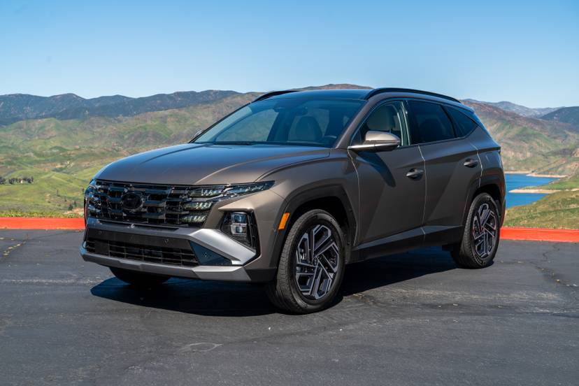 hyundai-tucson-hybrid-limited-awd-2026-08-exterior-front-angle