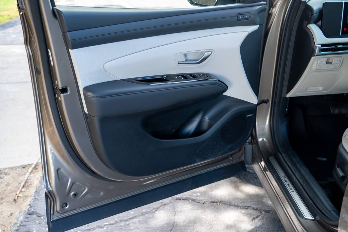 hyundai tucson hybrid limited awd 2026 12 interior driver door scaled jpg