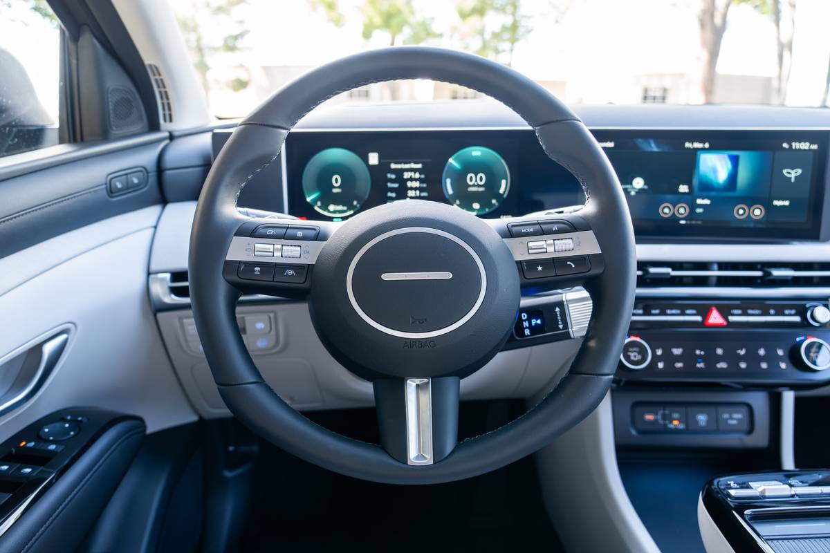 hyundai tucson hybrid limited awd 2026 18 interior steering wheel scaled jpg