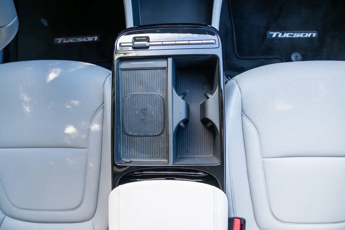 hyundai tucson hybrid limited awd 2026 26 interior charge pad 1 scaled jpg