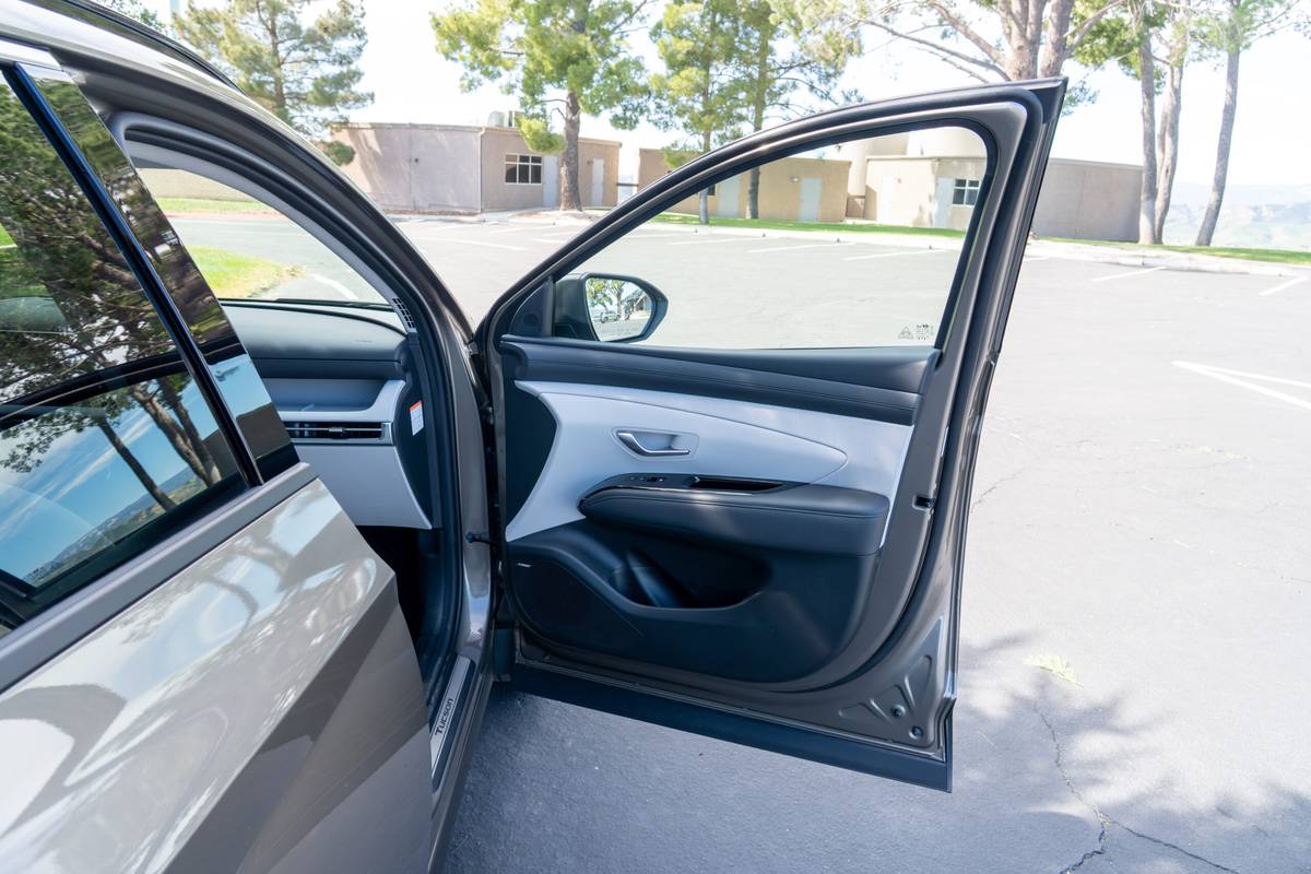 hyundai tucson hybrid limited awd 2026 28 interior passenger door scaled jpg