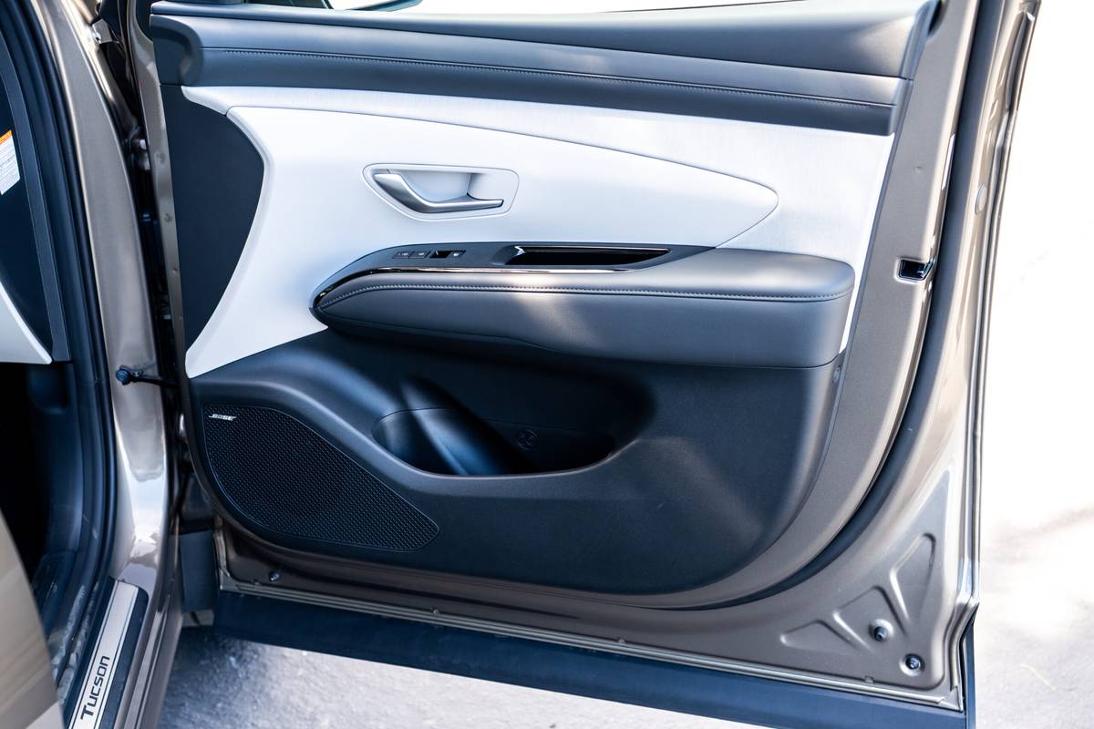hyundai tucson hybrid limited awd 2026 29 interior passenger door scaled jpg