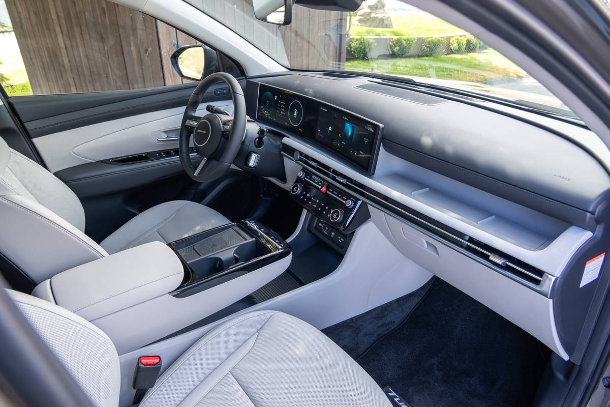 hyundai tucson hybrid limited awd 2026 30 interior front row scaled jpg