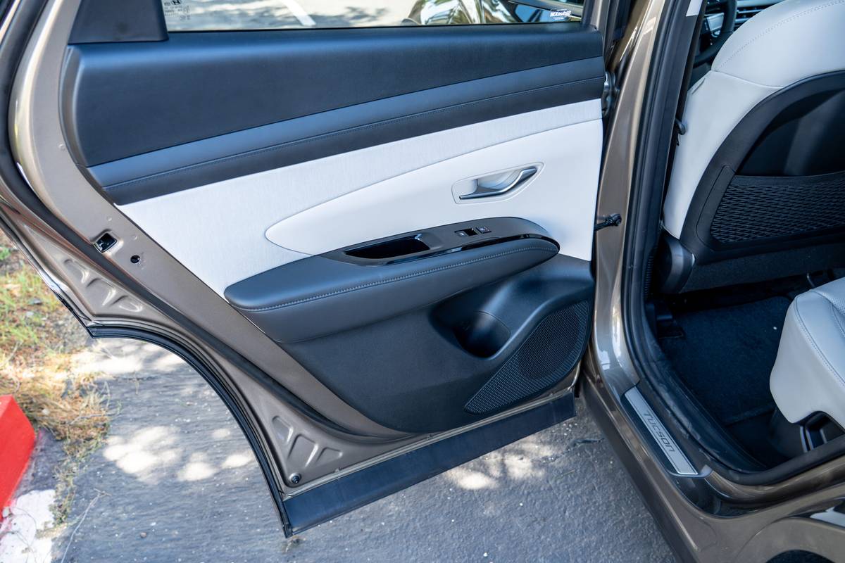 hyundai tucson hybrid limited awd 2026 32 interior second row door scaled jpg
