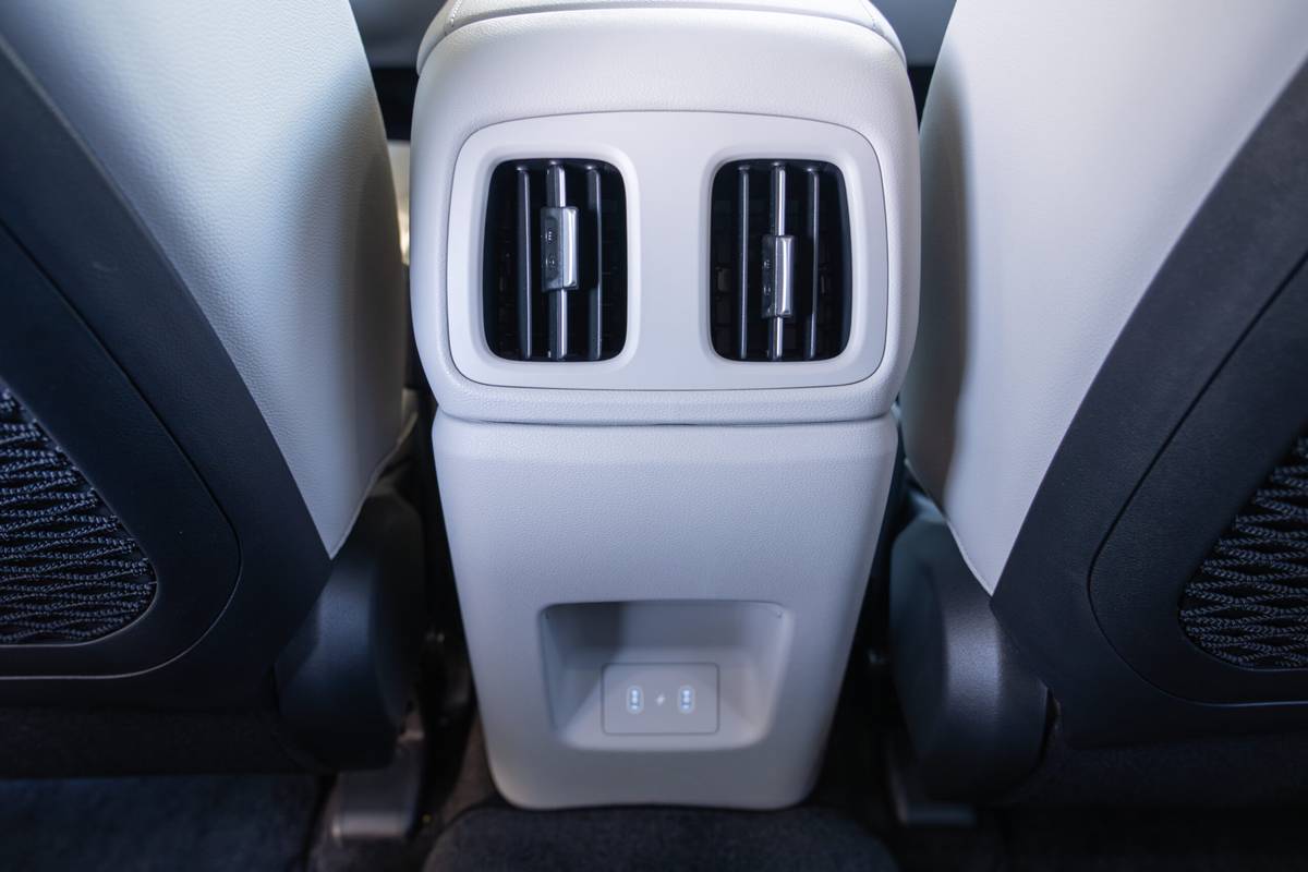 hyundai tucson hybrid limited awd 2026 36 interior second row vents 1 scaled jpg