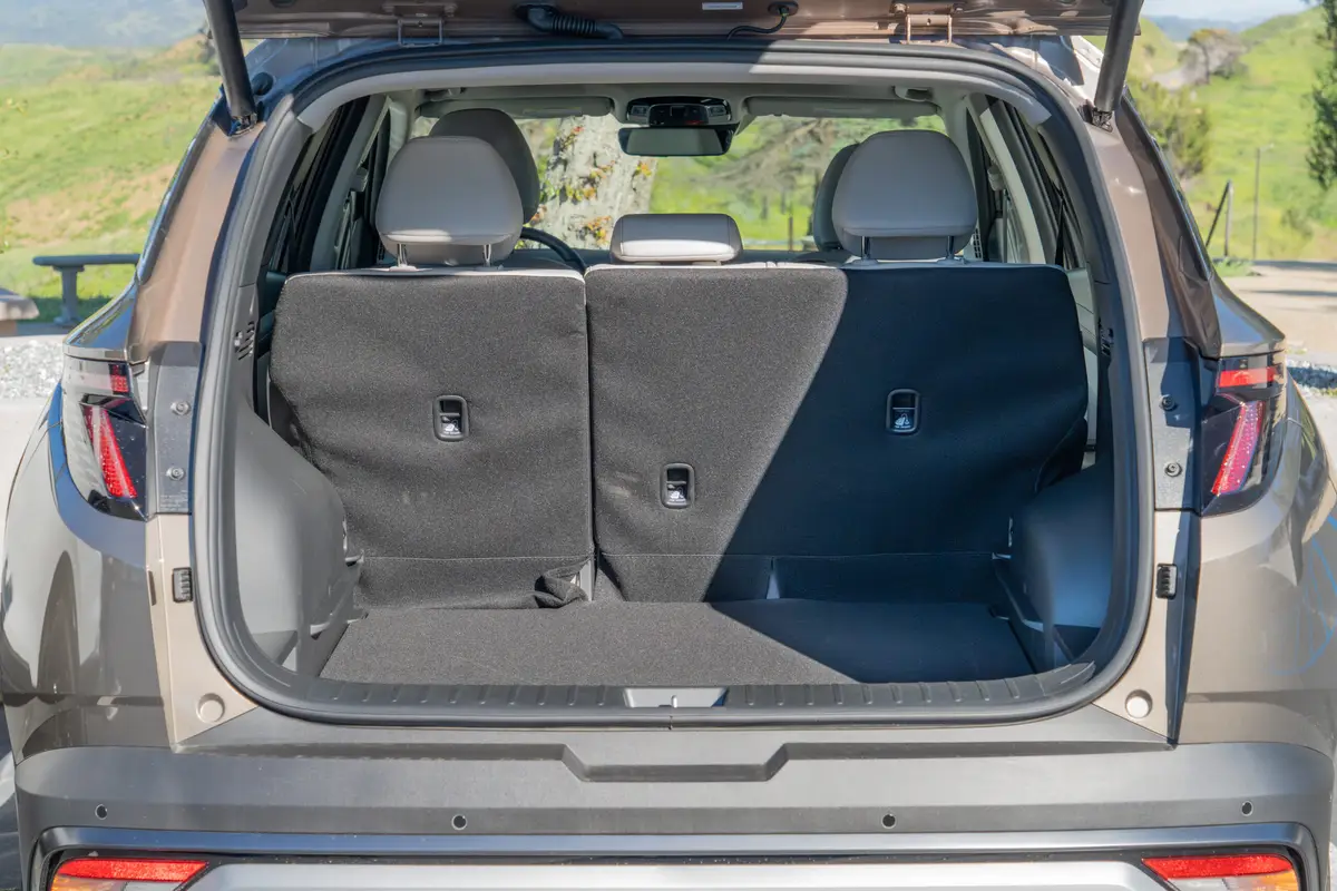hyundai tucson hybrid limited awd 2026 38 interior cargo 1 scaled jpg