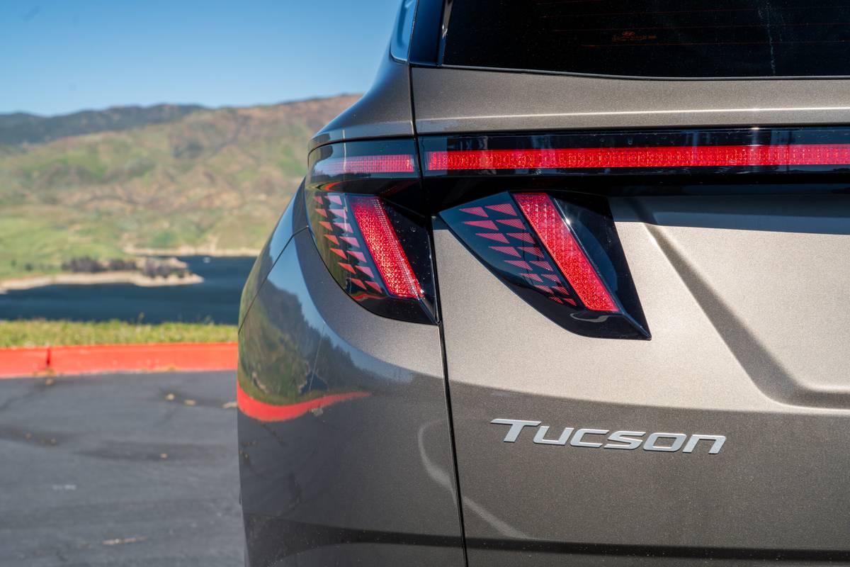 hyundai tucson hybrid limited awd 2026 41 exterior taillight scaled jpg