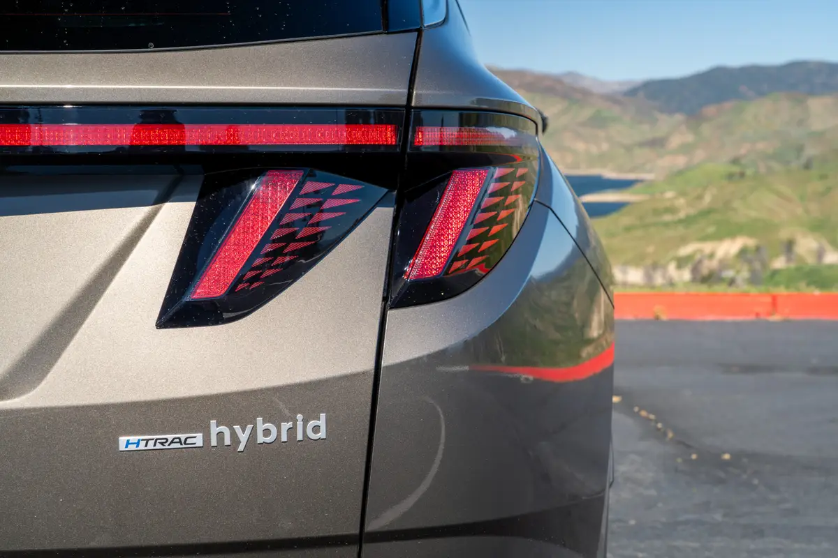 hyundai tucson hybrid limited awd 2026 42 exterior taillight scaled jpg