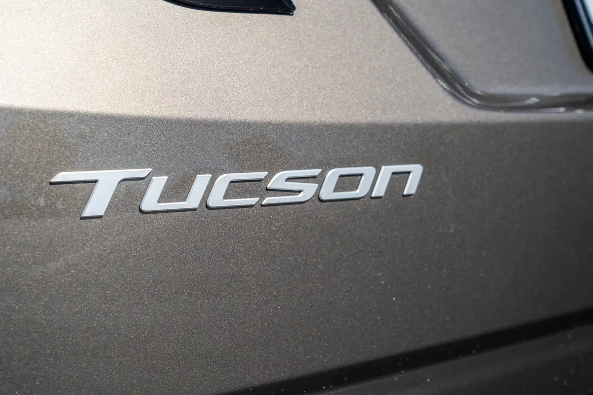 hyundai tucson hybrid limited awd 2026 43 exterior badge detail scaled jpg