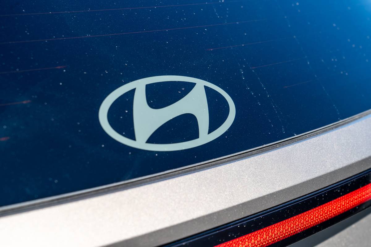 hyundai tucson hybrid limited awd 2026 44 exterior badge detail scaled jpg