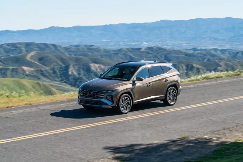 hyundai-tucson-hybrid-limited-awd-2026-48-exterior-dynamic-profile
