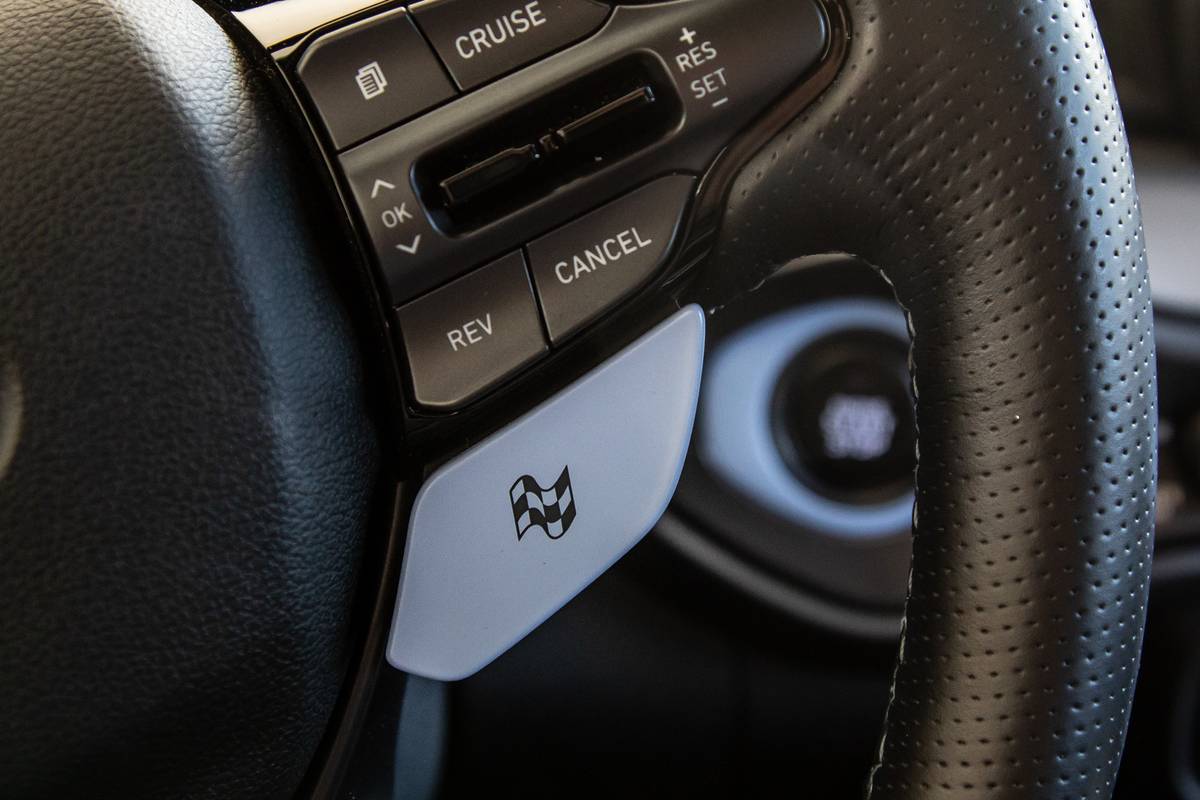 hyundai-veloster-n-2019-cl-controls--interior--steering-wheel-02.jpg