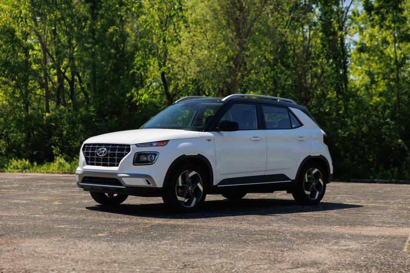 hyundai-venue-sel-two-tone-2026-01-exterior-front-angle