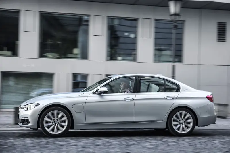 16BMW_330e_MFR_03.jpg