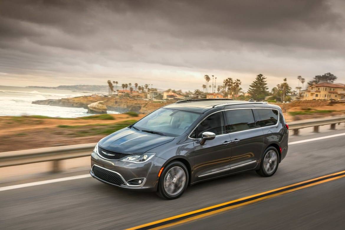02-chrysler-pacifica-2019-angle--dynamic--exterior--front--grey-