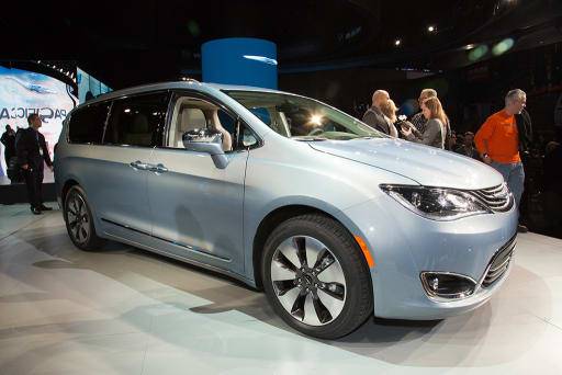 Features That Make the 2017 Chrysler Pacifica a Family-Car Game Changer ...