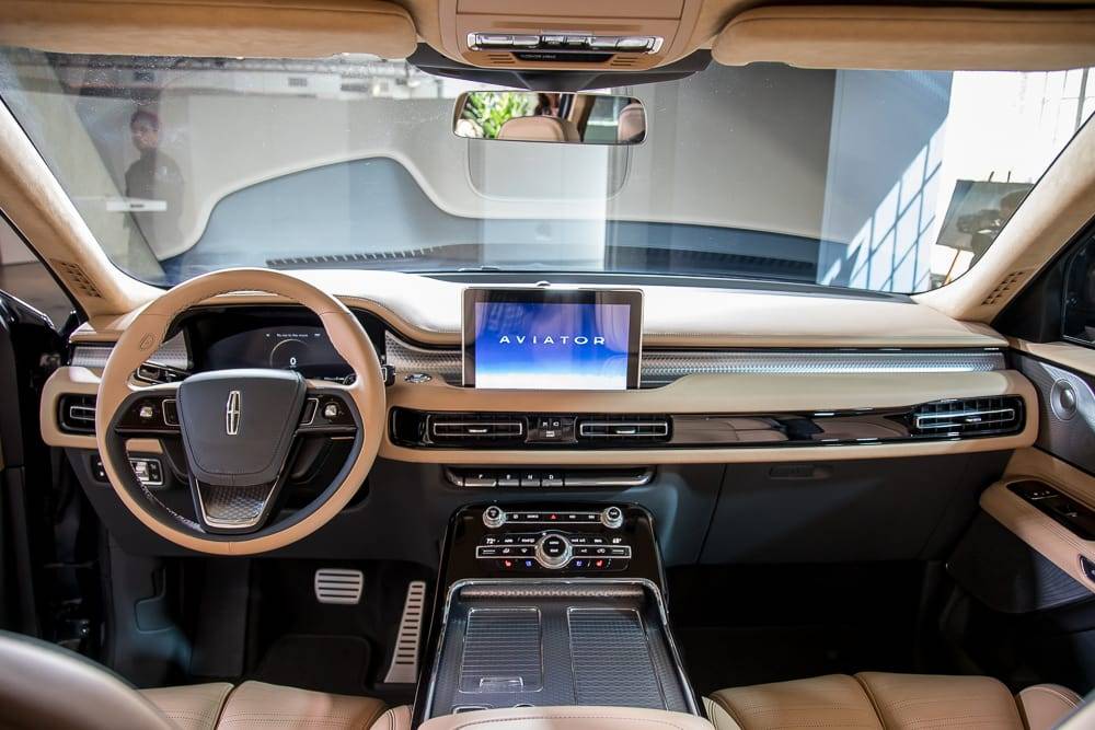 13-lincoln-aviator-suv-autoshow--front-row--interior--wide.jpg