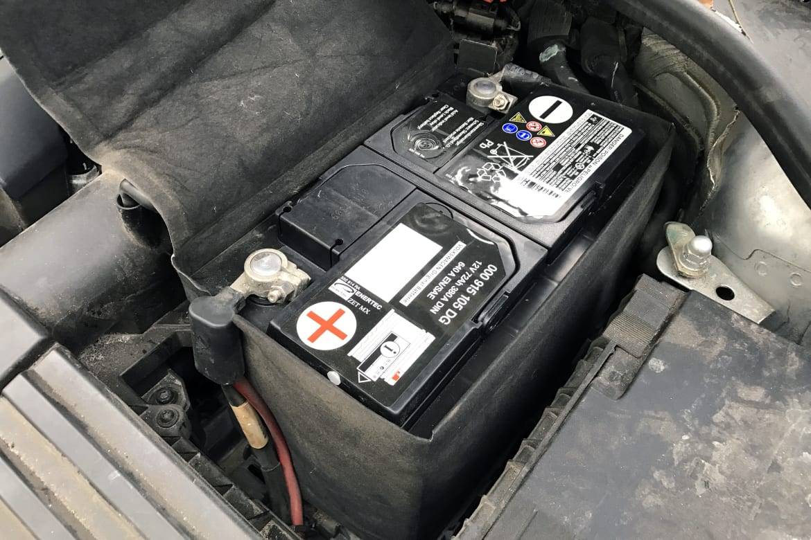 Аккумулятора 4 оригинал. Аккумулятор на Фольксваген б6. Аккумулятор в VW Passat b7. Аккумулятор для VW Passat b6 1.6 MPI. VW Jetta 2014 1.4 АКБ.