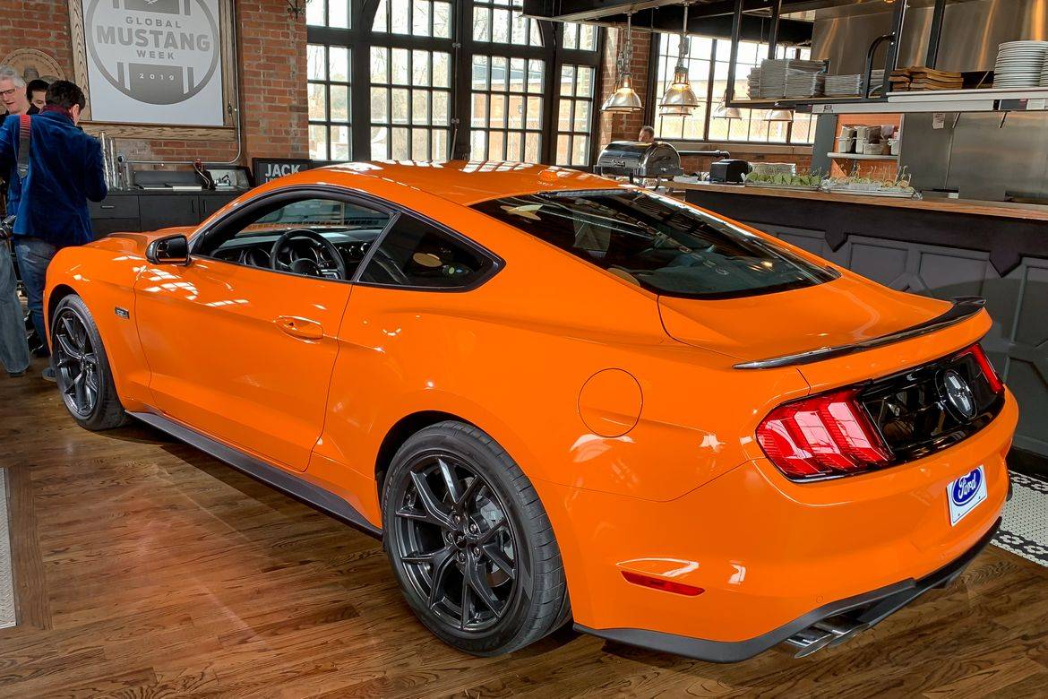 04-ford-mustang-ecoboost-performance-pack-2020-angle--exterior--