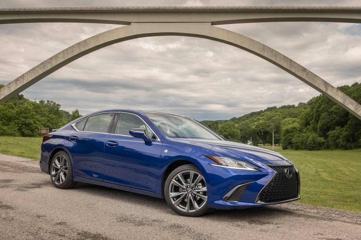 2019 Lexus ES 350 and ES 300h First Drive: So Close to Greatness | Cars.com