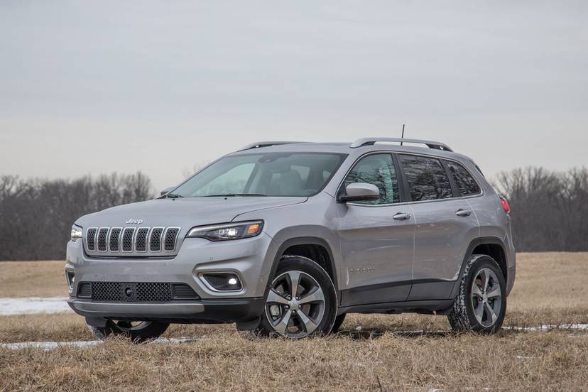 03-jeep-cherokee-2019-angle--engine--front--silver.jpg