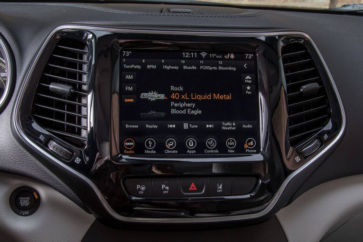 26-jeep-cherokee-2019-center-stack-display--interior.jpg