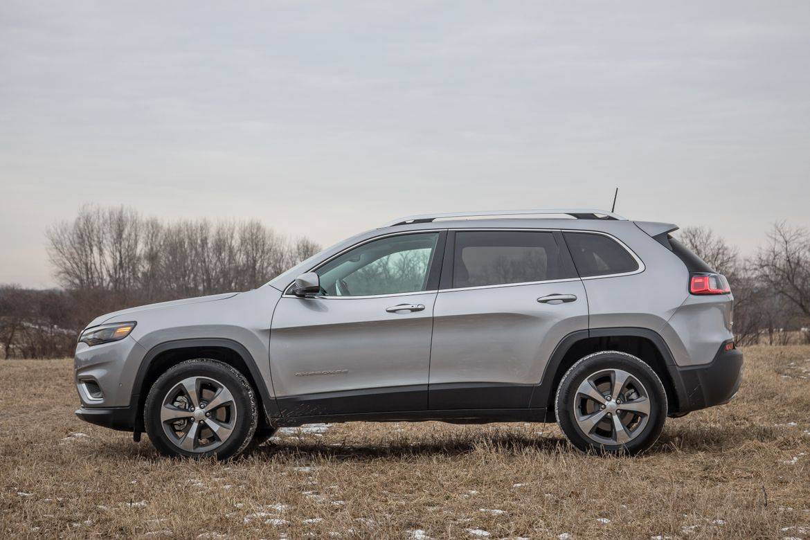 Silver 2019 Jeep Cherokee side view
