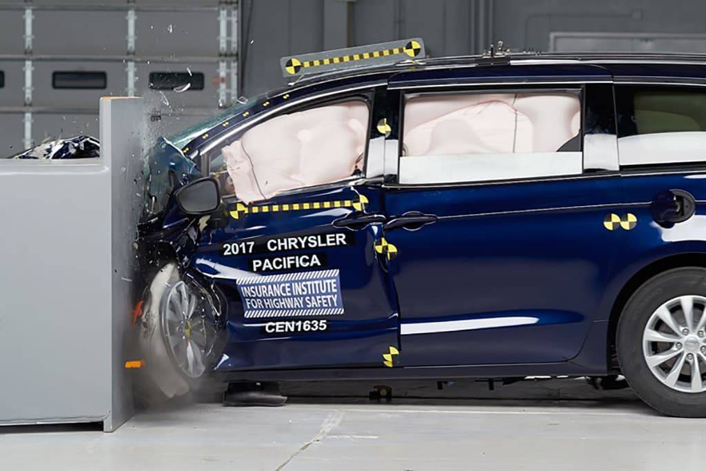 17_Chrysler_Pacifica_Top_Safety_Pick_Plus.jpg