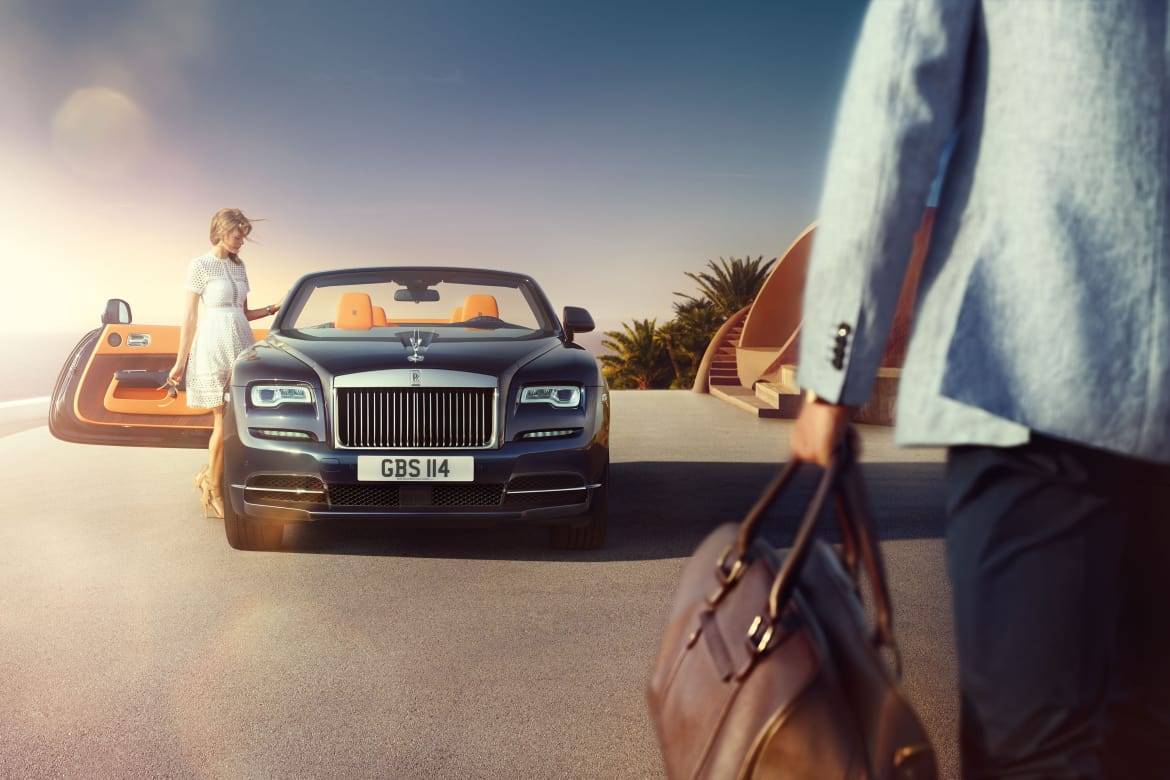Chào mừng chiếc convertible 2016 Dawn của Rolls-Royce. Với thiết kế tân tiến và đầy tiên tiến, chiếc xe đem lại không gian sang trọng và đẳng cấp. Bạn sẽ không muốn bỏ qua cơ hội được thưởng thức bức ảnh này và dành thời gian để trải nghiệm cảm giác thực sự khi ngồi trong chiếc xe. 