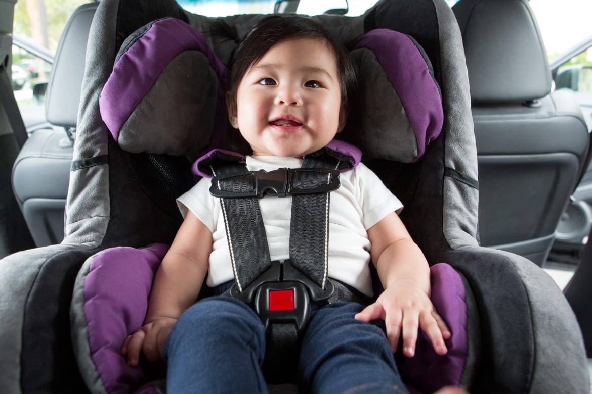 childs sit on car