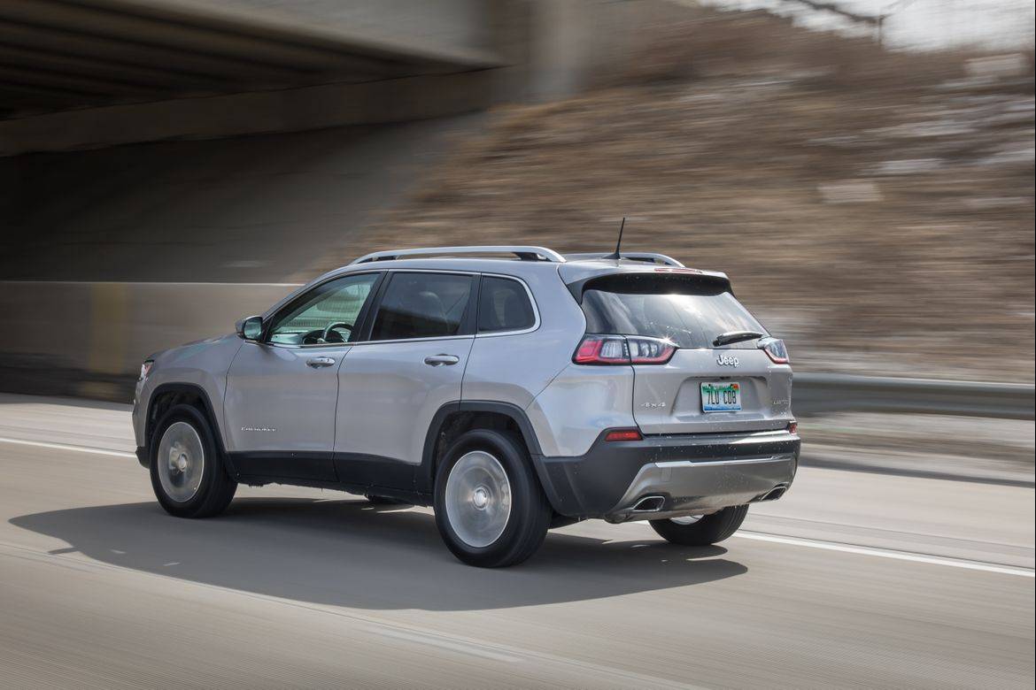 02-jeep-cherokee-2019-angle--dynamic--engine--rear--silver.jpg