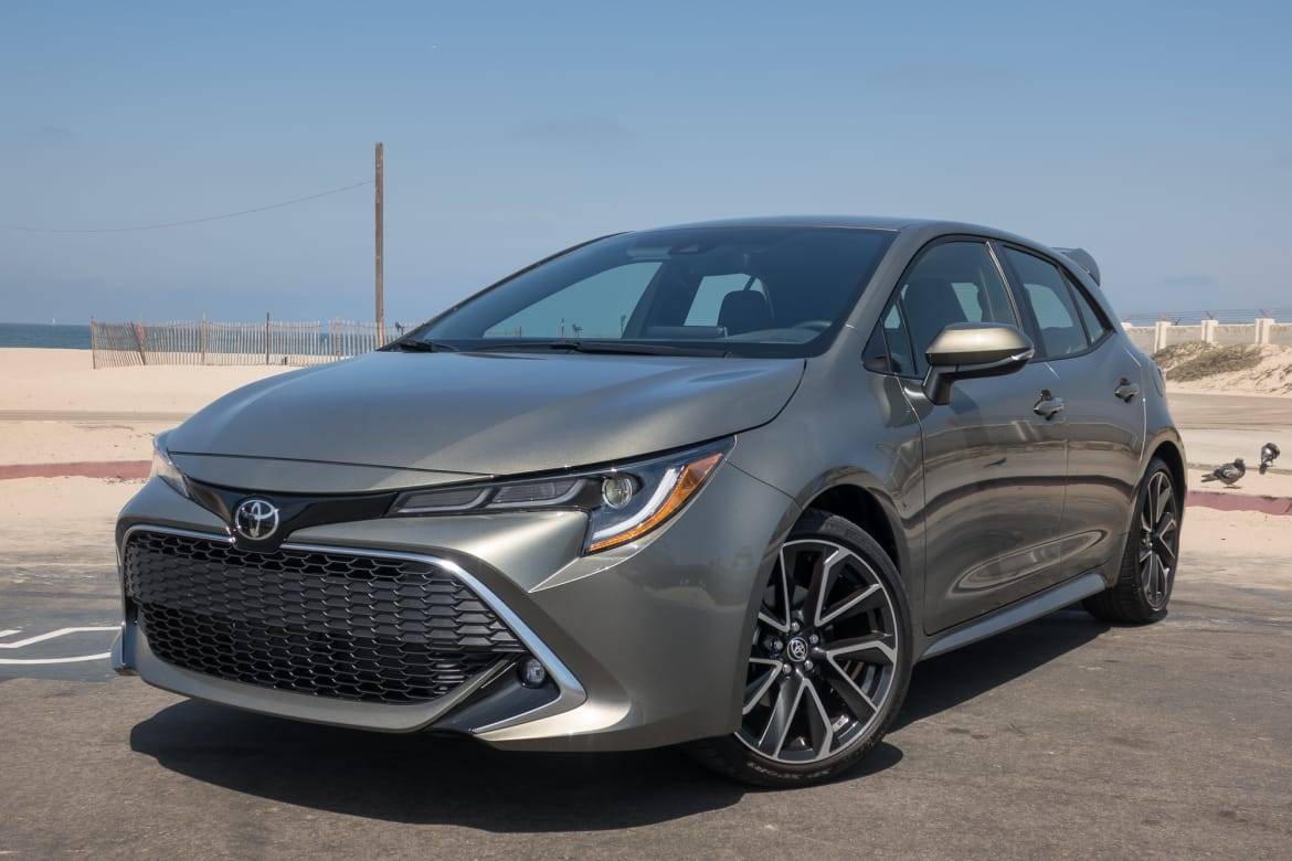 01-toyota-corolla-hatchback-2019-angle--exterior--front--silver.