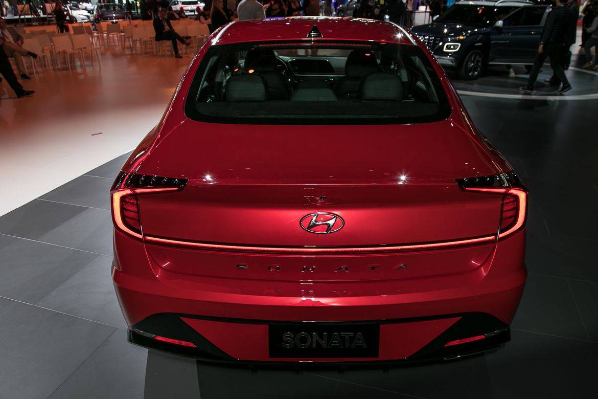 05-hyundai-sonata-2020-exterior--rear--red.jpg